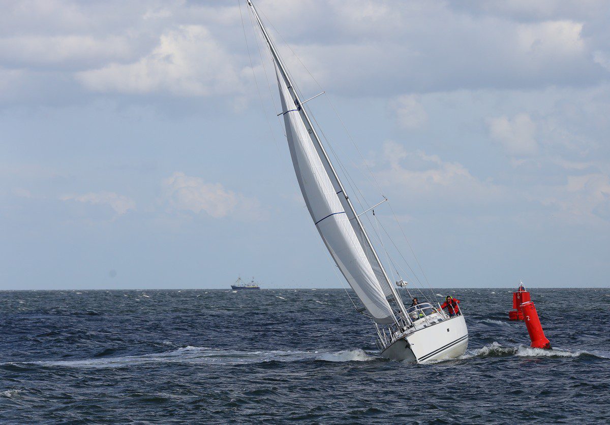 Vergleich Motorboot Segelboot Elling E4 vs. C-Yacht 12.50i 2015 IJmuiden Ngu8C8A0102