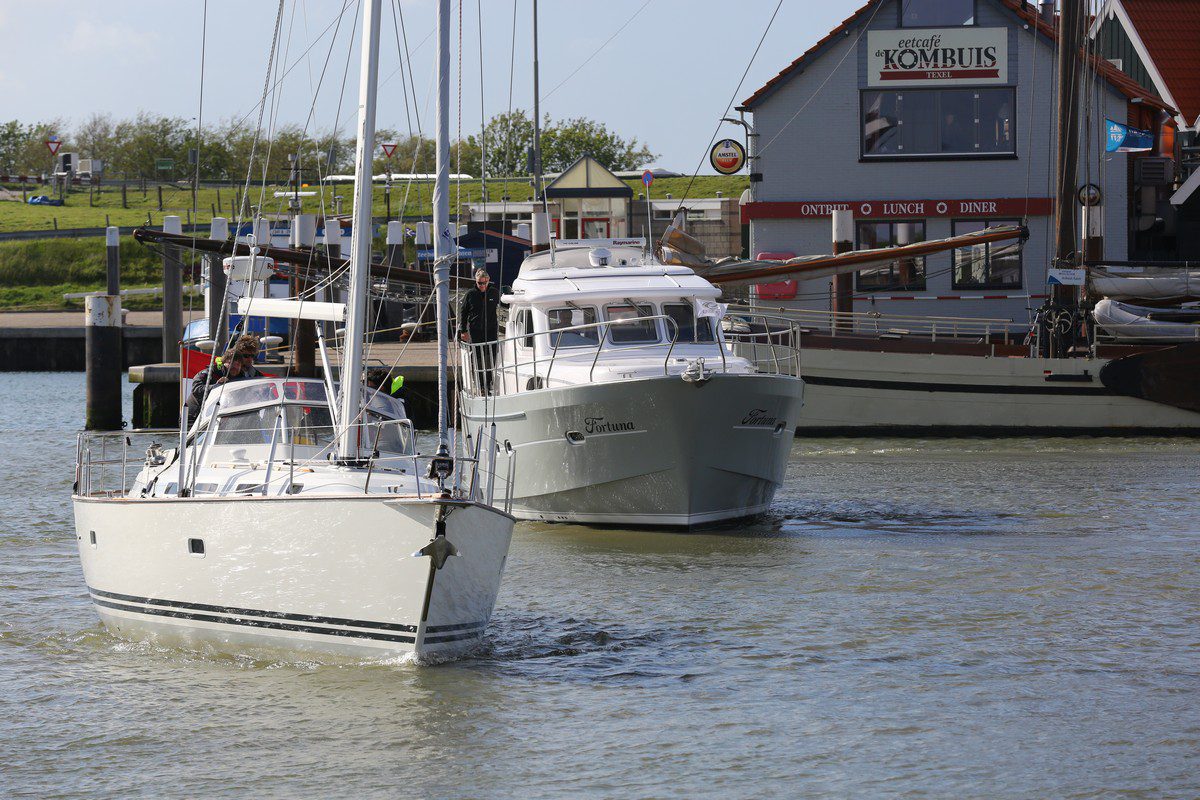 Vergleich Motorboot Segelboot Elling E4 vs. C-Yacht 12.50i 2015 IJmuiden Ngu8C8A0115