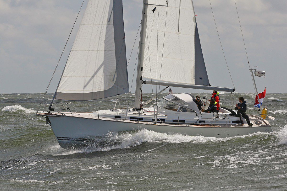 Vergleich Motorboot Segelboot Elling E4 vs. C-Yacht 12.50i 2015 IJmuiden aangepast