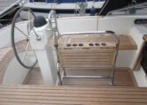 vaste kuiptafel met voetensteun in een c-yacht 1250 zeiljacht