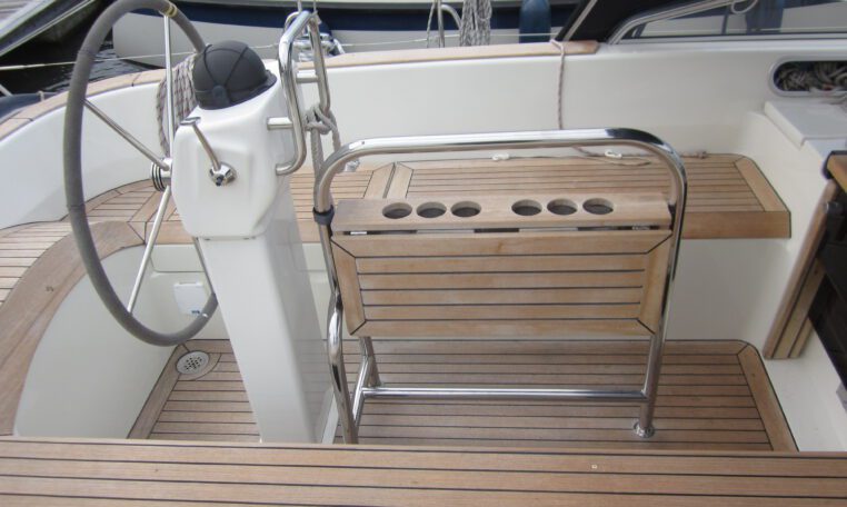 vaste kuiptafel met voetensteun in een c-yacht 1250 zeiljacht