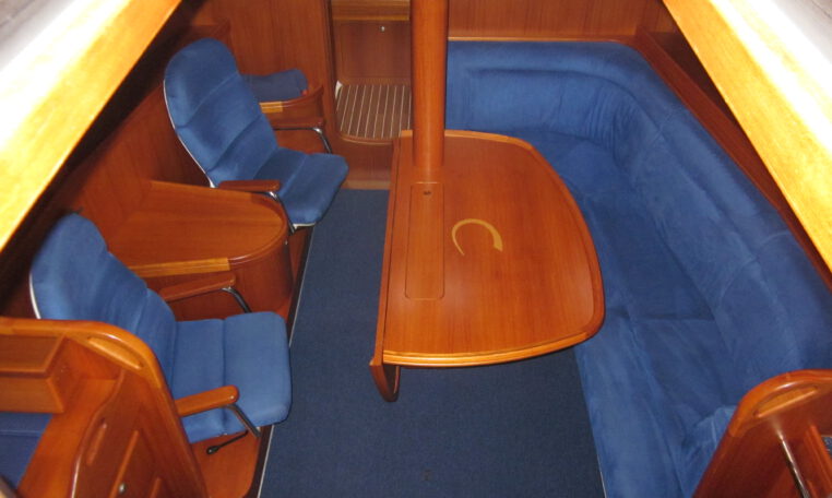 Salon met draaistoelen in een c-yacht 1250 class