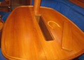 salon tafel met klapbaar blad en flessenvak in c-yacht 1250 class zeiljacht