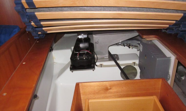 jefa drive stuurautomaat in combinatie met raymarine cumputer in c-yacht zeiljacht