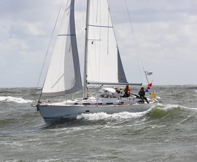 zeiljacht bij 8bf op noordzee c-yacht 1250i