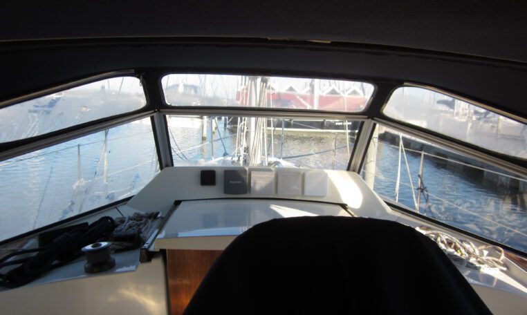 Zeiljacht met vaste ramen en sprayhood c-yacht