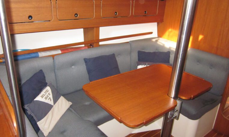 comfortabele salon zitgroep in enn compromis c888 zeilboot