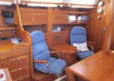optionele draaistoelen aan boord in een c-yacht 1250 zeiljacht