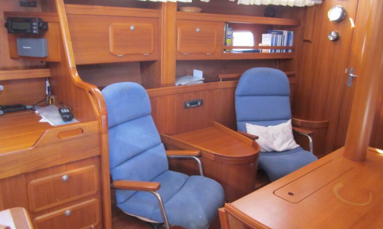 optionele draaistoelen aan boord in een c-yacht 1250 zeiljacht