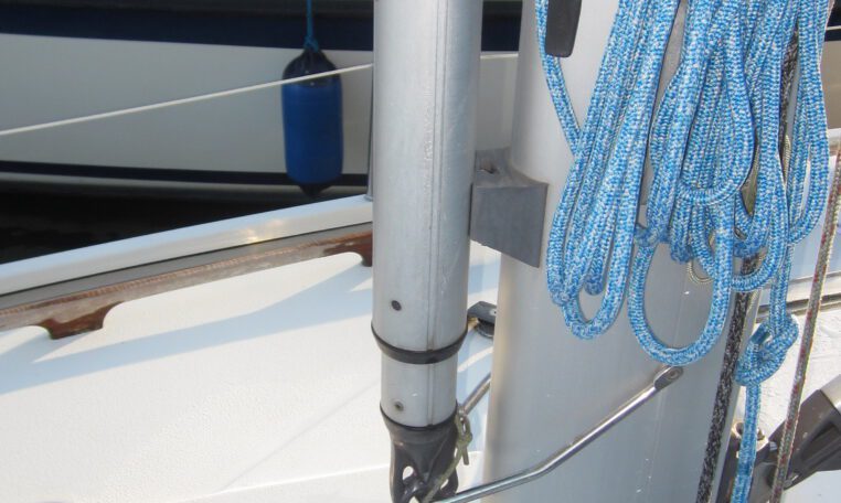 spiboom ophanging aan boord van c-yacht zeiljacht