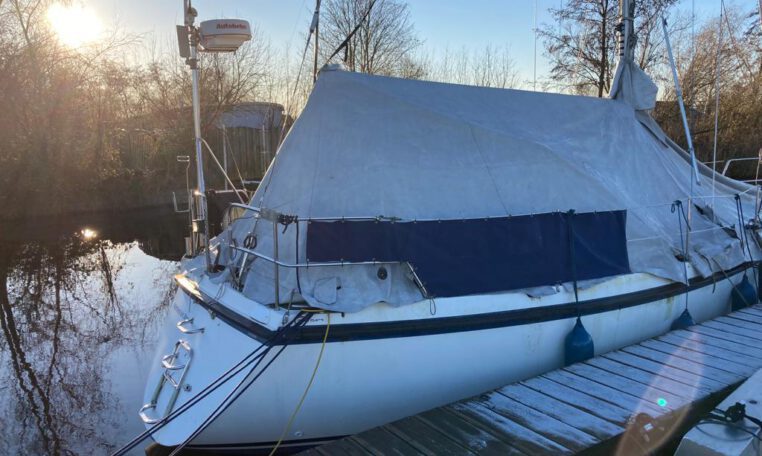 Zeilboot Compromis c999 onder winterkleed